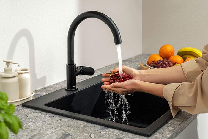 hansgrohe Vernis Blend M35 210 k&oslash;kkenarmatur m/svingtud - Mat sort
